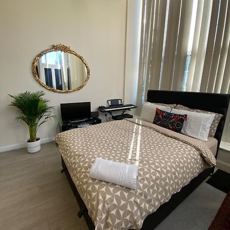 Spacious King Room With Private Entrance - Near Emirates And Camden And King'S Cross - 5 Min To Tube Finchley Luaran gambar
